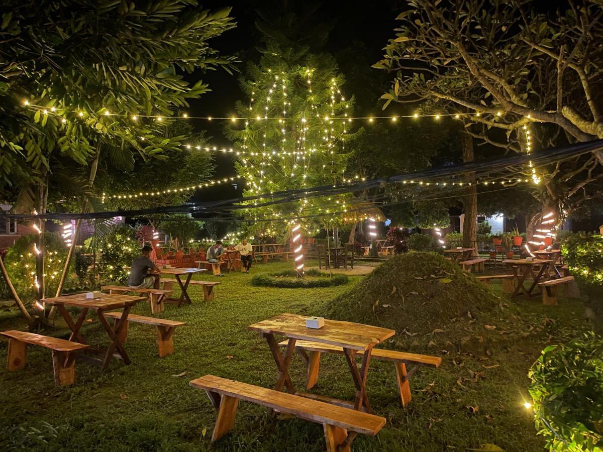 Hotel Tharu Garden And Beer Bar Chitwan Exteriér fotografie