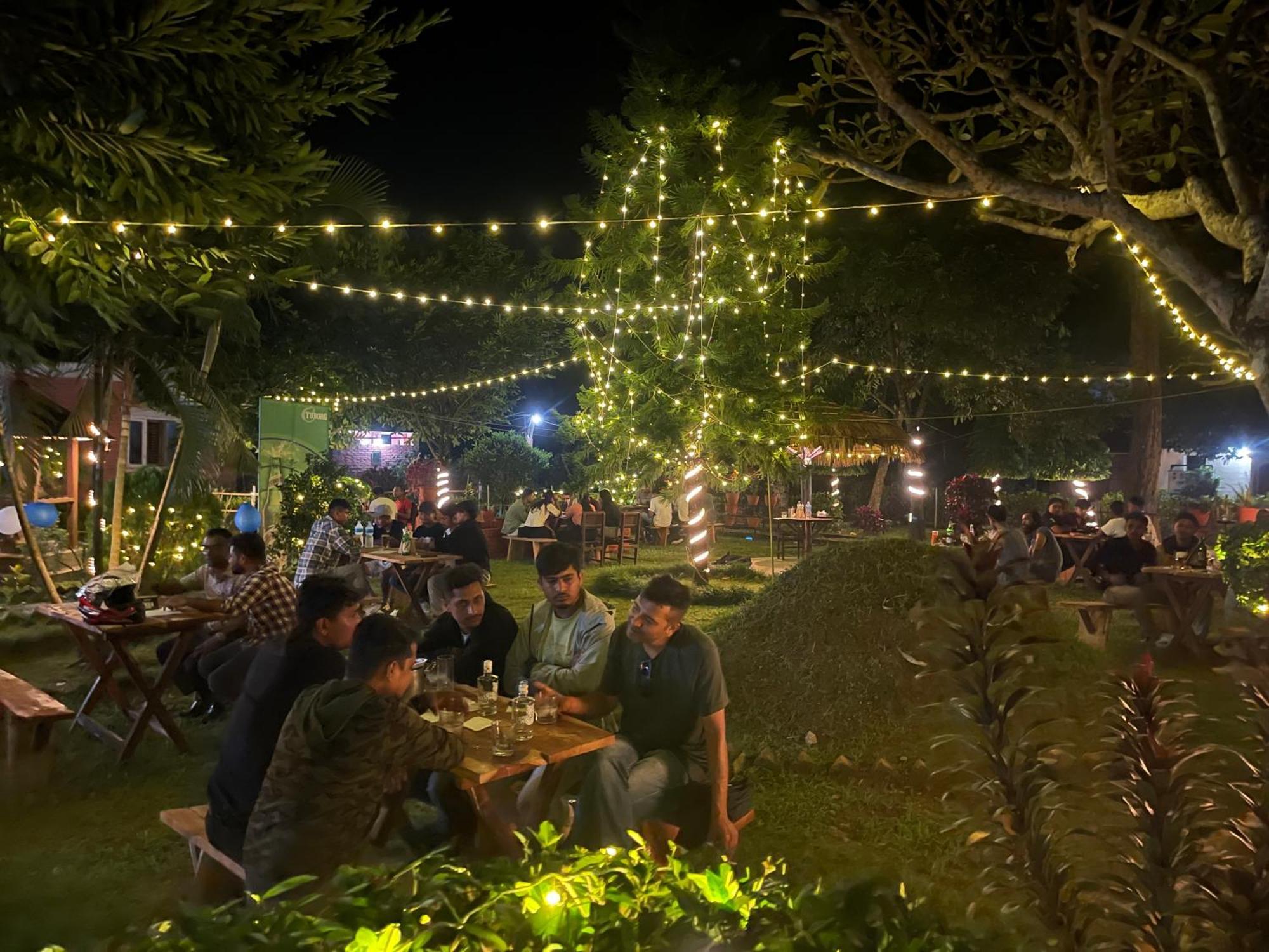 Hotel Tharu Garden And Beer Bar Chitwan Exteriér fotografie