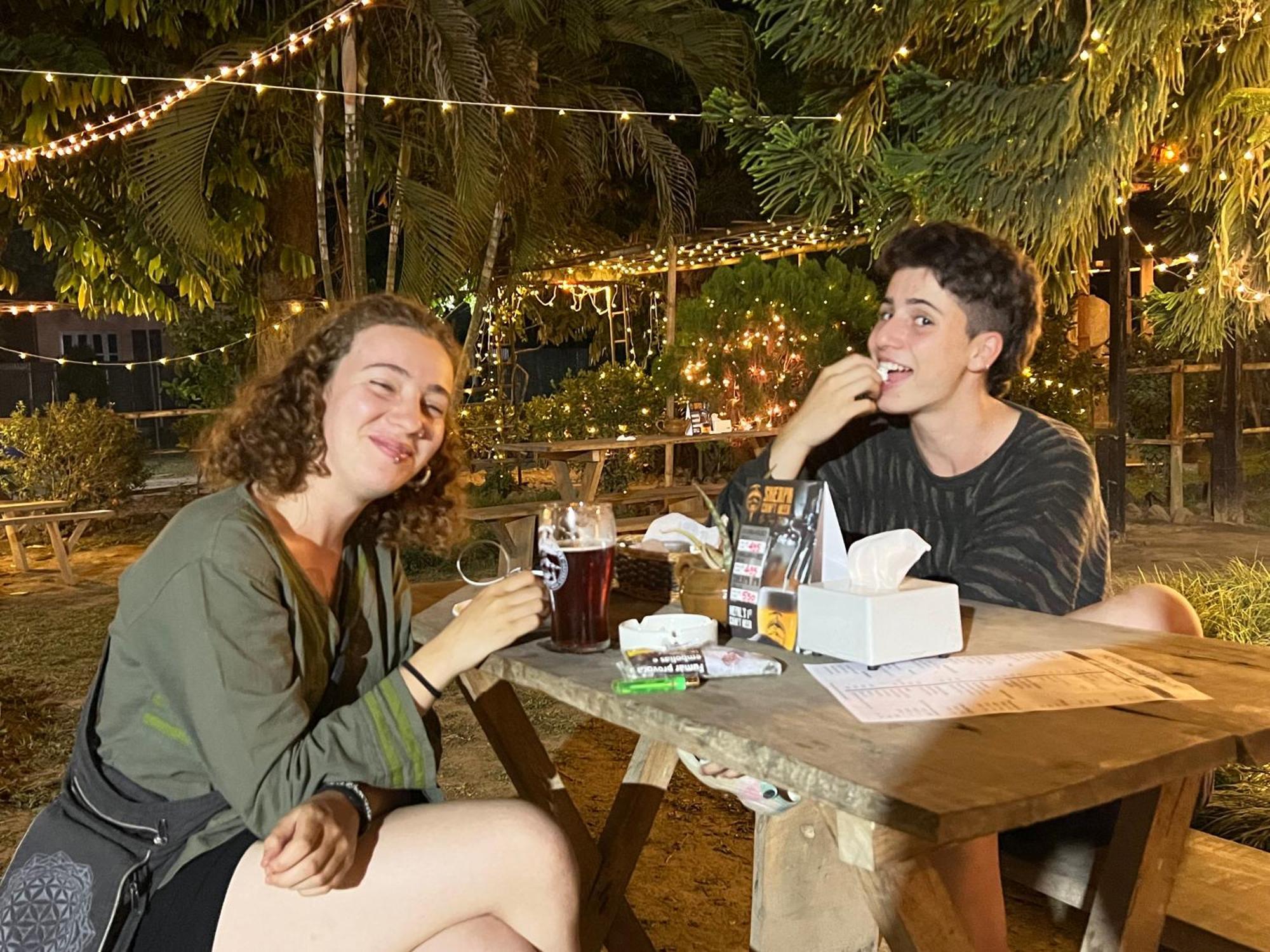 Hotel Tharu Garden And Beer Bar Chitwan Exteriér fotografie